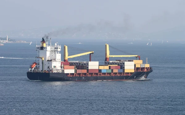 Containerschiff im Meer — Stockfoto