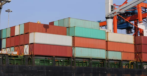 Containerschiff im Hafen — Stockfoto