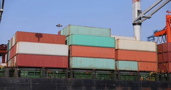 Navire porte-conteneurs dans le port — Photo