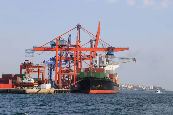 Containerfartyg i hamn — Stockfoto
