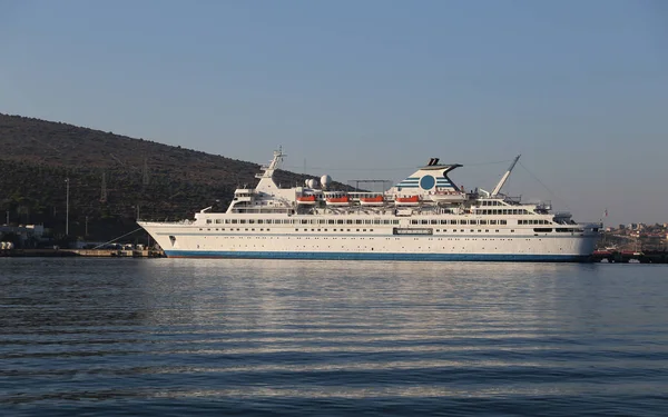 Cruise Ship in Cesme — Stockfoto