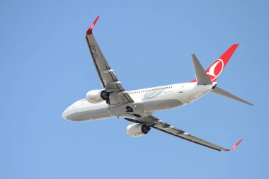 uçak çıkartıyor