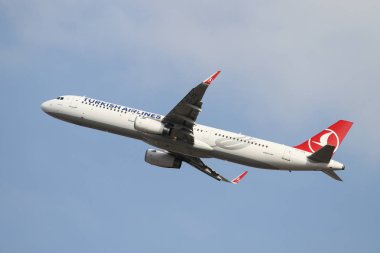 uçak çıkartıyor