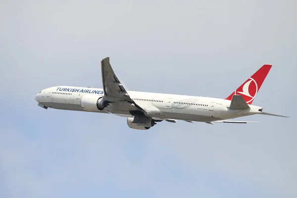 Airplane Takes Off — Stock Photo, Image