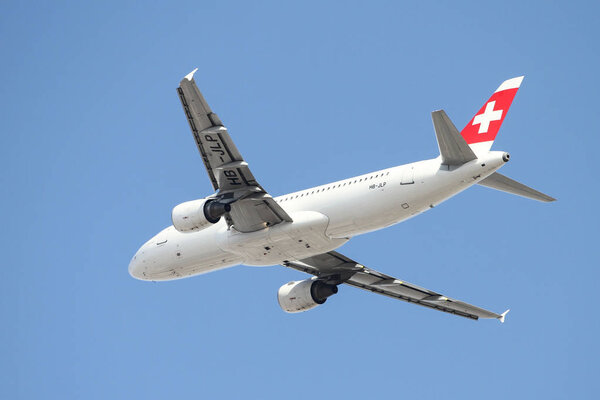 самолет взлетает
