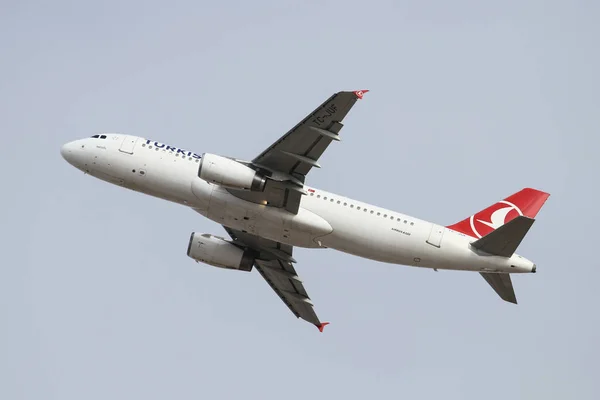 Airplane Takes Off — Stock Photo, Image