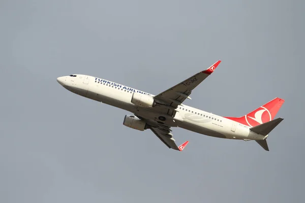 Airplane Takes Off — Stock Photo, Image
