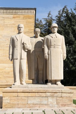 Lio yol girişinde bulunan Türk erkek heykel