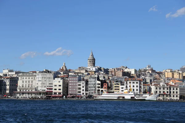 Каракой и Галата Тауэр в Стамбуле — стоковое фото