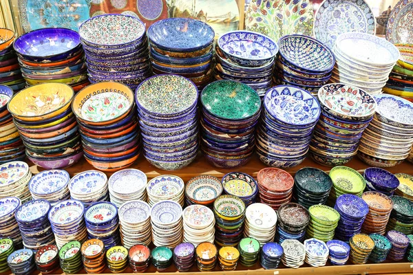Турецкая керамика на Большом базаре — стоковое фото