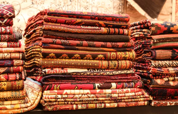 Türkische Teppiche im großen Basar — Stockfoto