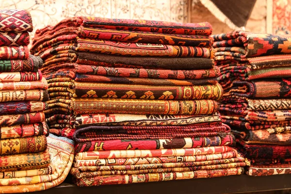 Turkiska mattor i Grand Bazaar — Stockfoto