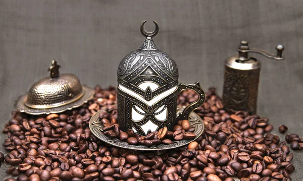 Grains de café torréfiés et café turc — Photo