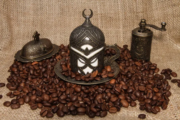Grains de café torréfiés et café turc — Photo