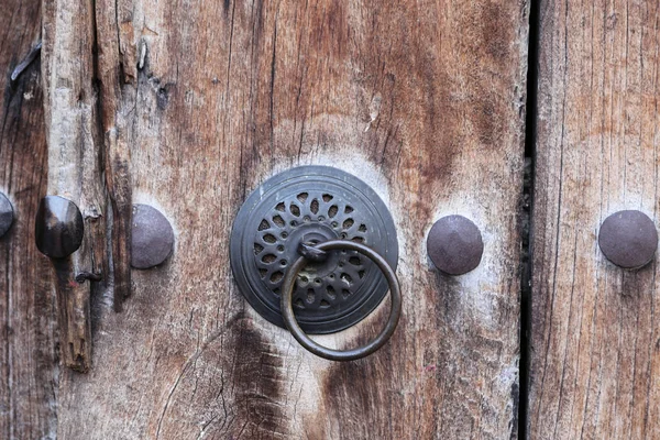 木製のドアを金属のドアノブ — ストック写真