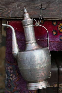 Eski metalik sürahi