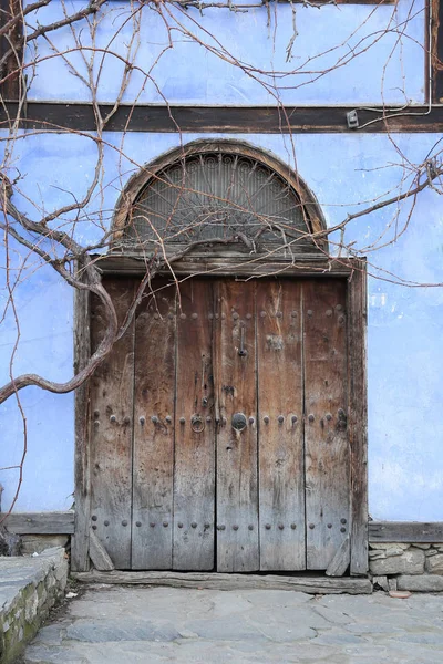 Porta velha de madeira — Fotografia de Stock