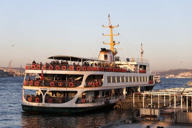 Istanbul Eminönü limanda feribot
