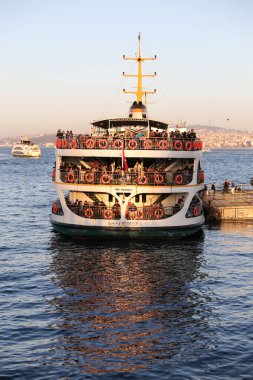 Istanbul Eminönü limanda feribot