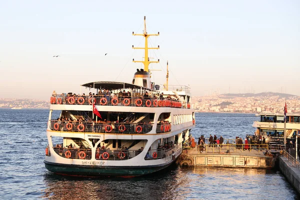 Ferry em Eminonu Port, Istambul — Fotografia de Stock