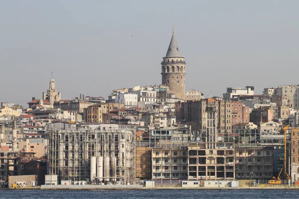 Karakoy a Galatská věž ve městě istanbul — Stock fotografie