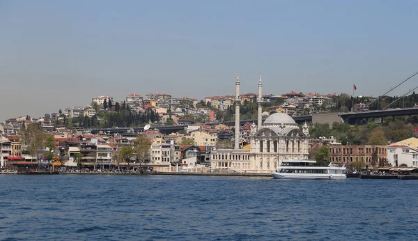 Мечеть Ортакой в Стамбуле — стоковое фото