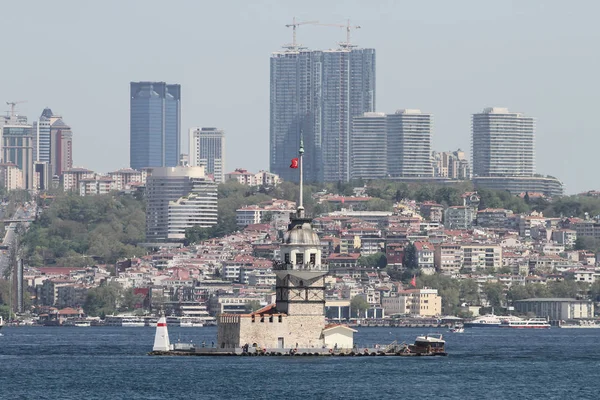 Torre das Donzelas no Estreito do Bósforo, Istambul — Fotografia de Stock