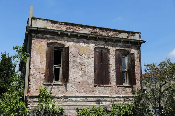 Antiguo edificio en el distrito de Fener, Estambul — Foto de Stock