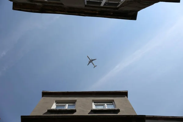 都市を通過する飛行機 — ストック写真