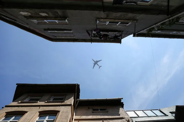 都市を通過する飛行機 — ストック写真