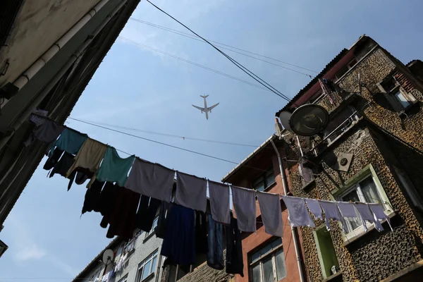 Airplane Passing Over Balat District, Istanbul — Stock Photo, Image