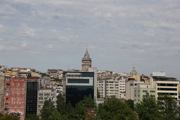 Karakoy a Galatská věž ve městě istanbul — Stock fotografie