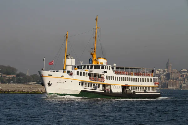 Ferry en el Estrecho del Bósforo, Estambul — Foto de Stock