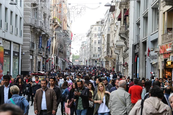 Η λεωφόρος Istiklal στην Κωνσταντινούπολη πόλη — Φωτογραφία Αρχείου