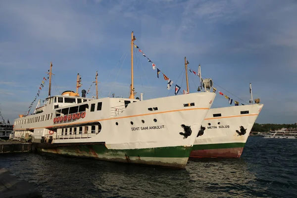 Ferries in Karakoy Port, Istanbul — Stock Photo, Image