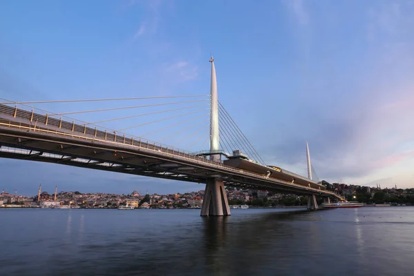 Golden Horn Metro Bridge in Istanboel, Turkije — Stockfoto