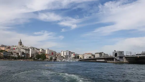 Галатский мост и Галатская башня в Стамбуле — стоковое фото