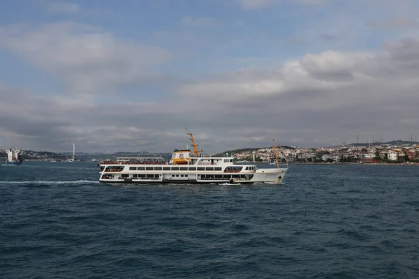 Ferry in Bosphorus Strait, Istanbul — Stock Photo, Image