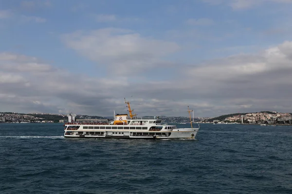 Ferry in Bosphorus Strait, Istanbul — Stock Photo, Image