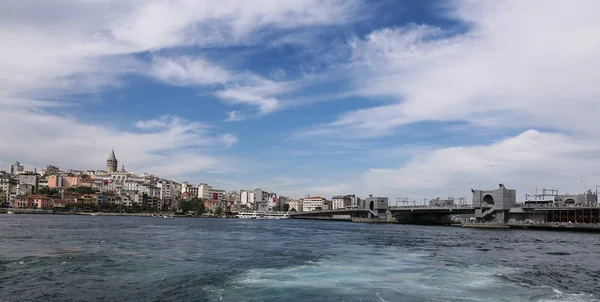 Галатский мост и Галатская башня в Стамбуле — стоковое фото