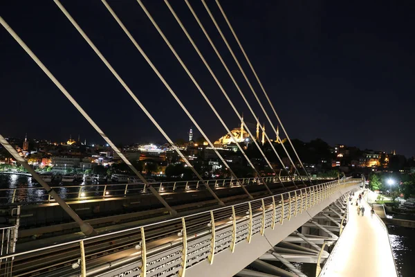 在土耳其伊斯坦布尔举行的角地铁金桥 — 图库照片