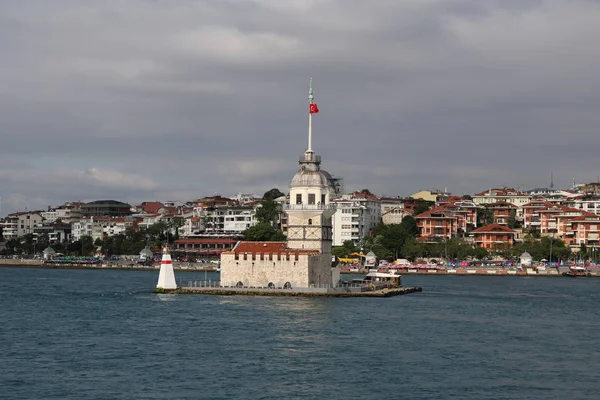 イスタンブールのボスポラス海峡で乙女の塔 — ストック写真