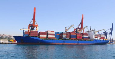 Konteynır gemisi limanda