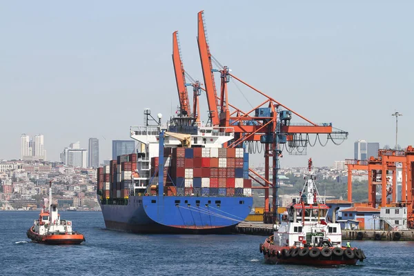 Embarcación de contenedores en puerto — Foto de Stock