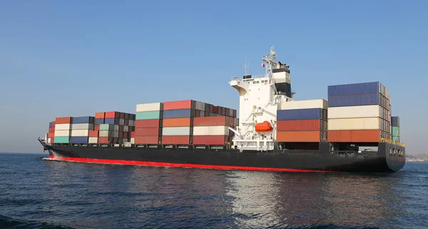 Navire porte-conteneurs transportant des marchandises — Photo