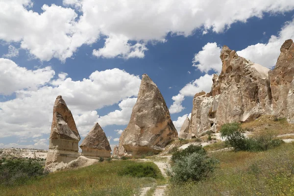 Скельні утворення в Каппадокії — стокове фото