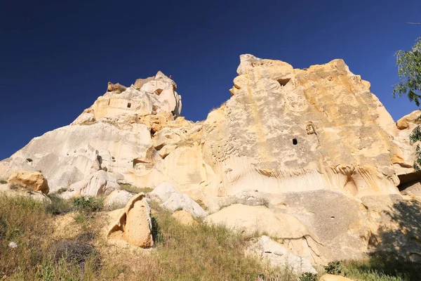 Sziklaalakzatok, Cavusin faluban, Cappadocia — Stock Fotó