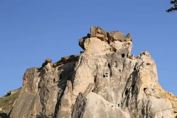 Formazioni rupestri nel villaggio di Cavusin, Cappadocia — Foto Stock