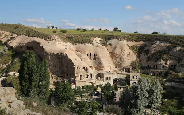 Formacje skalne w miejscowości Cavusin, Cappadocia — Zdjęcie stockowe