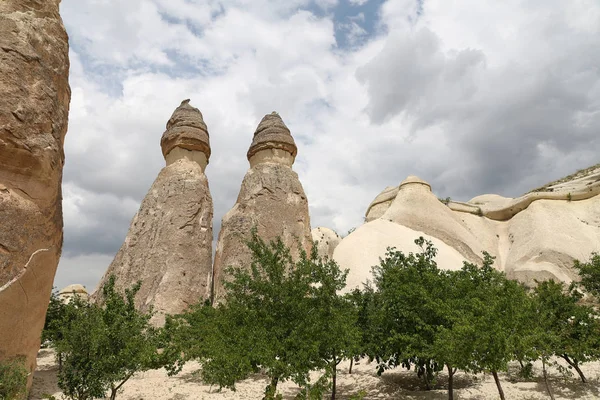 A Pasabag szerzetesek völgyben, Cappadocia sziklaalakzatok — Stock Fotó